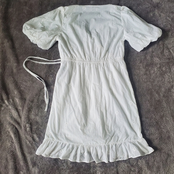 Elegant White Wrap Dress - Picture 5 of 7